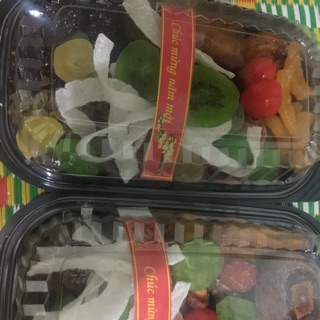 Khay mứt 16 vị 500g giá là 35k, gồm mứt Kiwi, cherry, dừa, xí muội, đào bao tử............