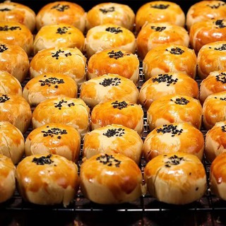Bánh nhân đậu đỏ trứng muối
