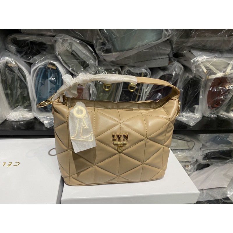 𝐓𝐮́𝐢 𝐋𝐲𝐧 tay cầm TRINITY HANDBAGS- 𝐌𝐚̂̃𝐮 𝐦𝐨̛́𝐢