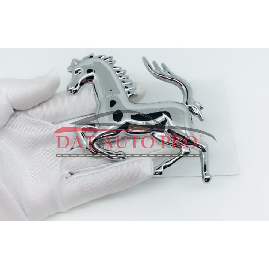 Tem logo nổi 3D ngựa kiểu Ferrari trang trí xe màu trắng