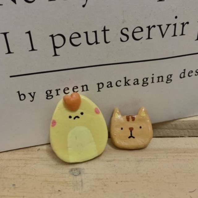 Pin cài áo đất sét handmade, có thiết kế theo yêu cầu, customize clay pin