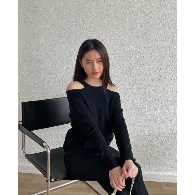 Quần jeans đen skinny cắt gấu orange + áo len hở 2 bên vai