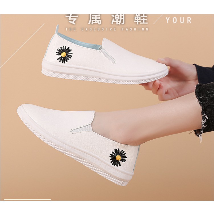 Giày slip on trắng hoa cúc hàng Quảng Châu | BigBuy360 - bigbuy360.vn