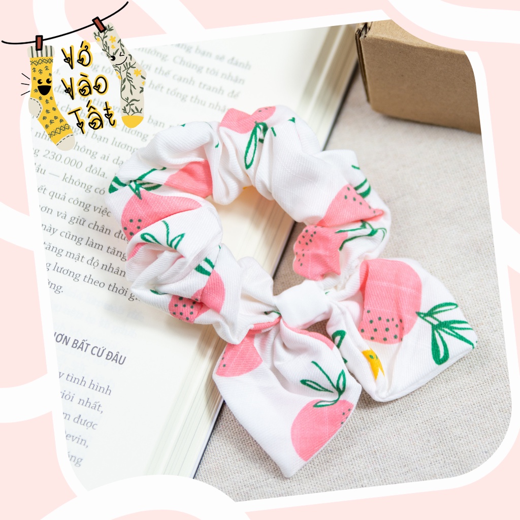 Buộc tóc scrunchies có nơ họa tiết xinh xắn