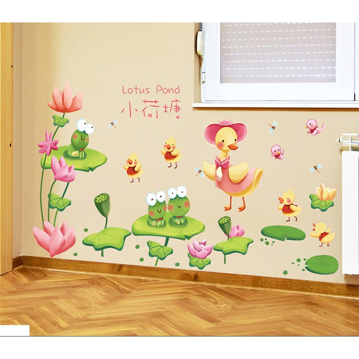 Decal trang trí tường Ao Sen của bày Vịt và đôi Ếch đáng yêu | BigBuy360 - bigbuy360.vn