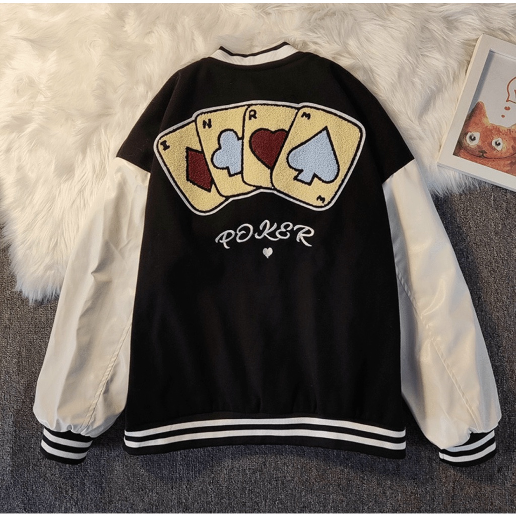 ÁO KHOÁC BOMBER HỌA TIẾT CHỮ M KÈM BỐN LÁ BÀI MAY MẮN PHONG CÁCH THỜI THƯỢNG