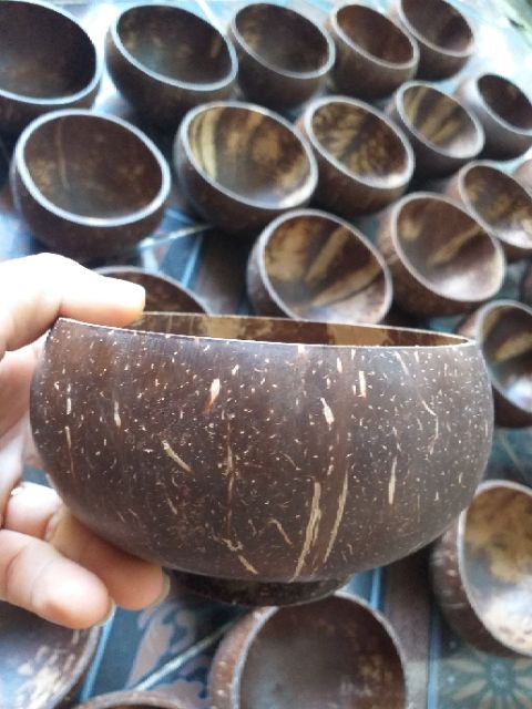 Chén gáo dừa. Sản phẩm như hình. Quá bắt mắt nhờ sự bóng loáng tự nhiên từ cái gáo dừa. Dân dã, mộc mạc............. .