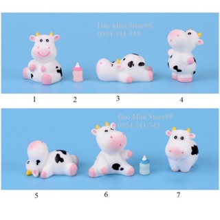 Bé bò sữa cute.