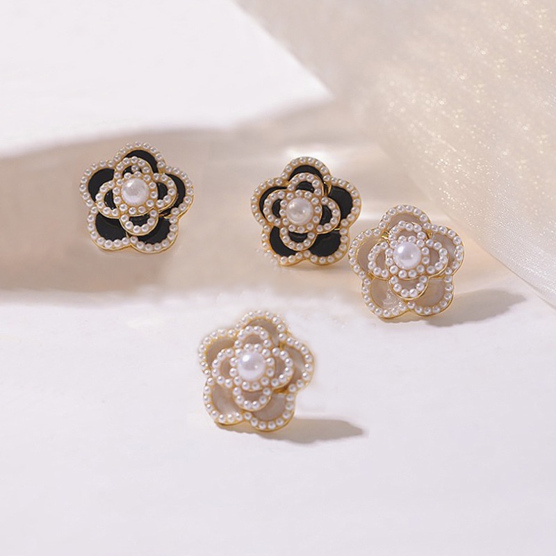 Khuyên tai nữ hoa trà đính ngọc bản dày dặn hai màu trắng và đen TB406