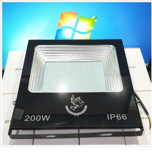 Đèn pha LED công suất 200W điện 220V ngoài trời IP66 chống nước,chống bụi.