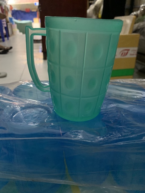 10 LY QUAI UỐNG BIA NHỰA MÀU VÀ TRẮNG