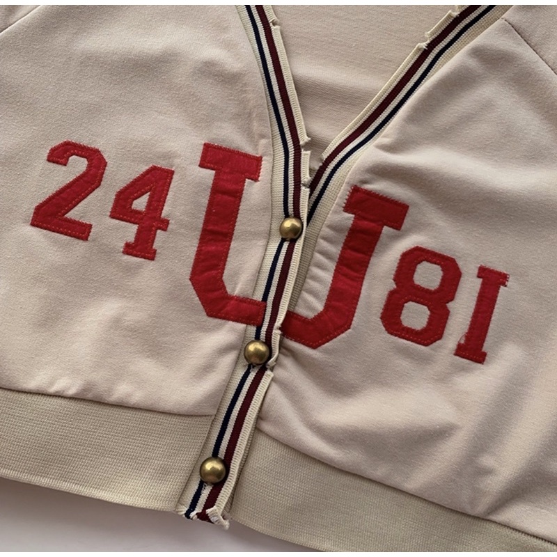 Set Áo Cardigan Cổ V In Chữ Xẻ Viền Và Chân Váy Lưng Thun Be Viền Xoắn