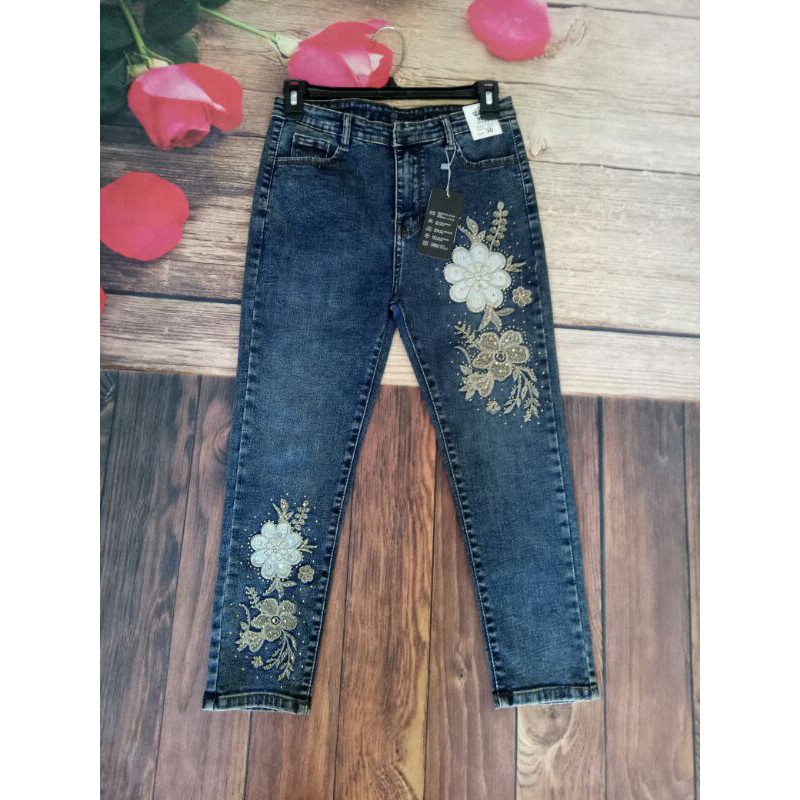 Quần jeans lỡ 9 tấc thêu hoa đính đá cao cấp