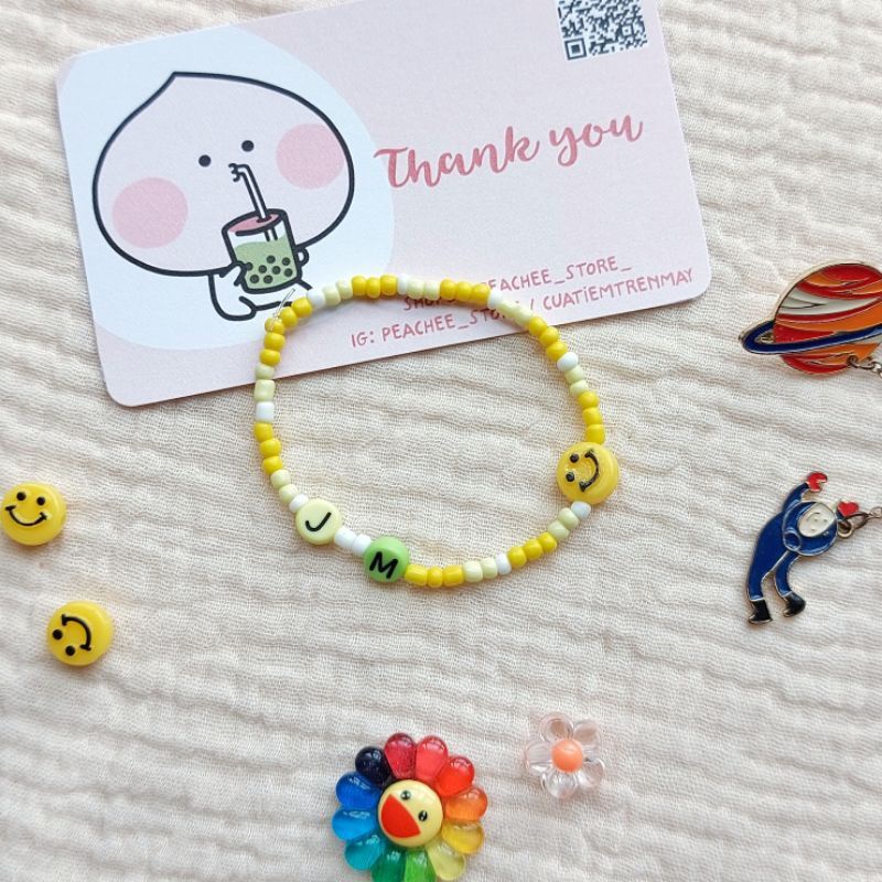 Vòng tay hạt cườm nhựa handmade kèm charm mặt cười và chữ có làm theo yêu cầu