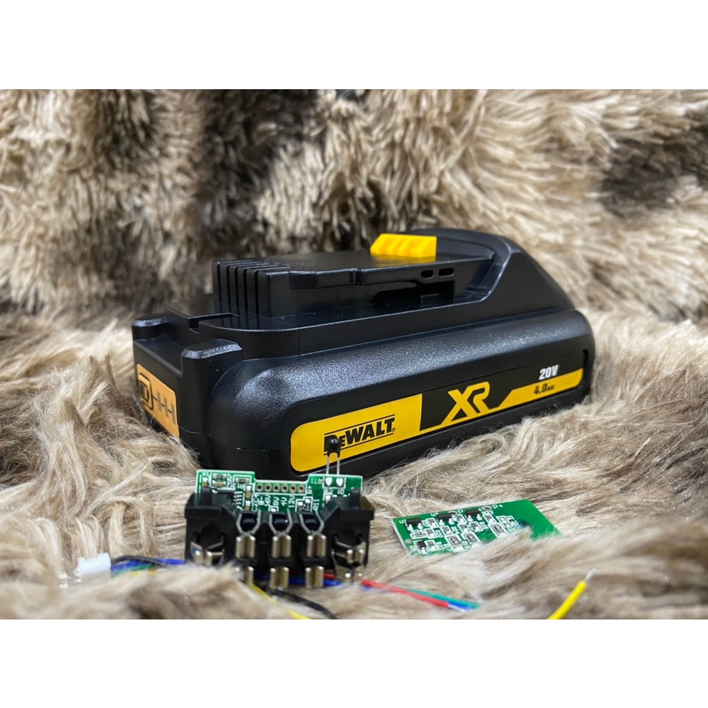 Vỏ mạch Dewalt 18V Li-ion 1 hàng cell 21700 , có Led báo, nhận sạc zin. BN.