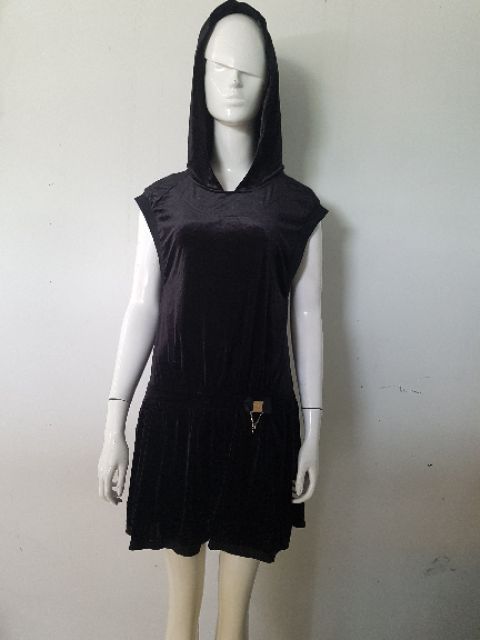 Đầm nhung dáng hodding xẻ lưng