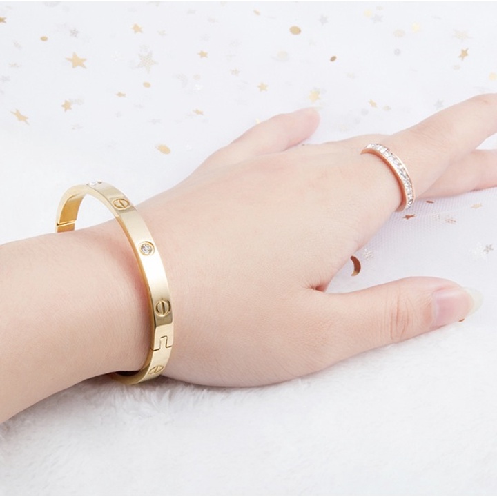 Sỉ Vòng tay nữ titan cao cấp hình tròn đính đá sang trọng quyến rũ, khóa gài dễ xài dễ tháo