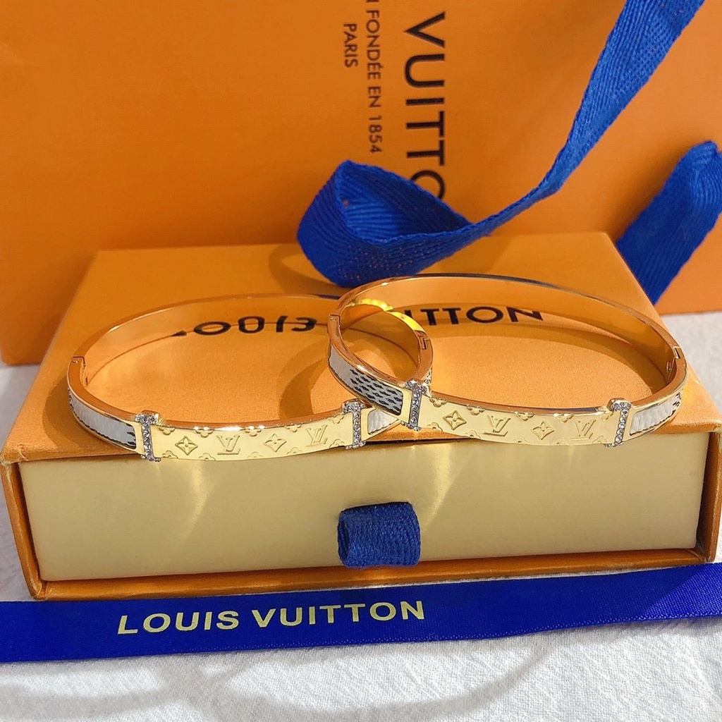 Vòng Tay Louis Vuitton Bằng Thép Titan Họa Tiết Chữ LV Sang Trọng Thời Trang
