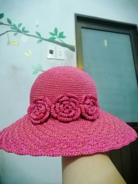 Nón handmade bằng sợi thô. Nón nhẹ, đội thoáng mát, có thể gấp gọn bỏ trong giỏ.