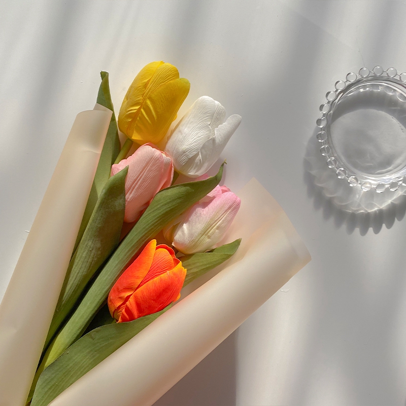 Bó hoa tulip nhân tạo tinh xảo dùng trang trí tiệc cưới đa năng