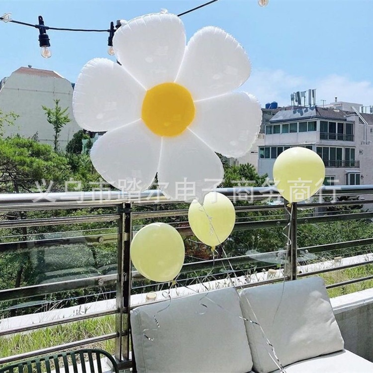 Bong bóng lá nhôm hình hoa cúc phong cách Hàn Quốc dùng trang trí tiệc sinh nhật