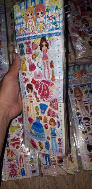 Hình dán Nổi thay quần áo_Một tờ hình dán nổi thay quần áo loại dài có nhiều mẫu khác nhau