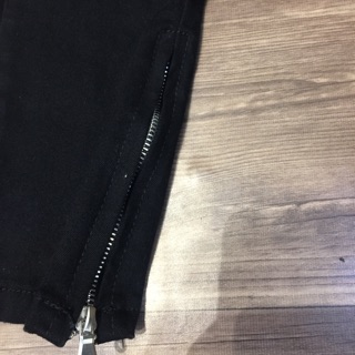 Quần jeans đen phối zip cổ chân