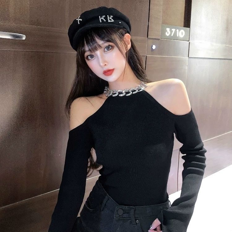 Áo dệt kim trễ vai tay dài màu đen phối chuỗi xích đính đá thời trang nữ