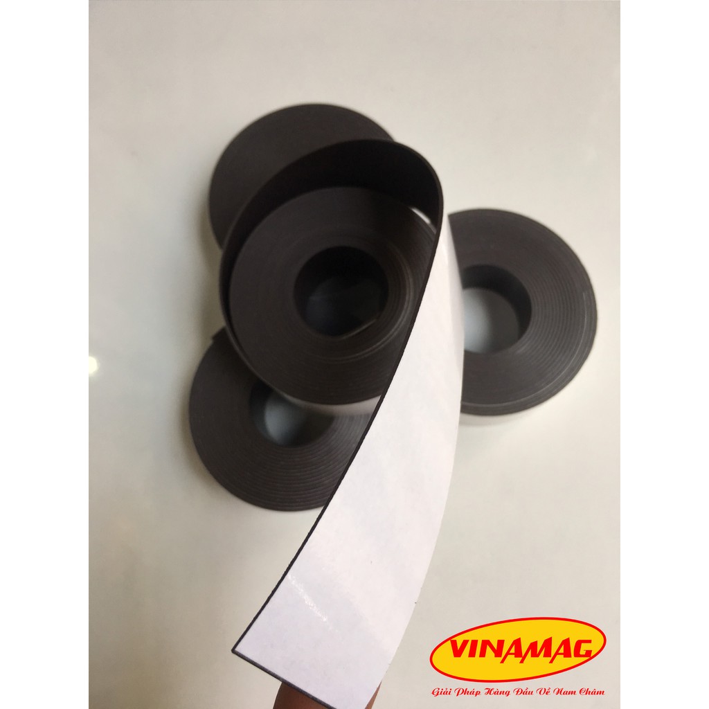3mx2.5cmx1mm cuộn nam châm dẻo, một mặt có phủ băng keo hai mặt