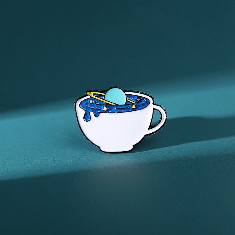 Pin cài áo ly cà phê chứa cả vũ trụ - GC090