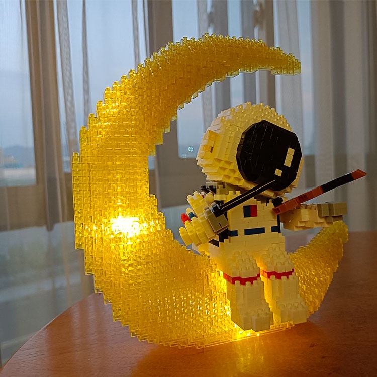 Đồ Chơi Lắp Ráp Phi Hành Gia Hoạt Hình Phát Sáng Dành Cho Trẻ Em