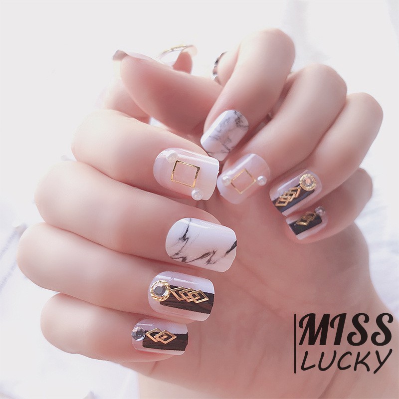 24 Đầu móng tay giả hai màu đen trắng dễ thương bắt mắt