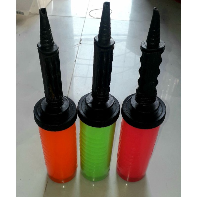 Một cái ống bơm bong bóng cầm tay bằng nhựa dài 30cm
