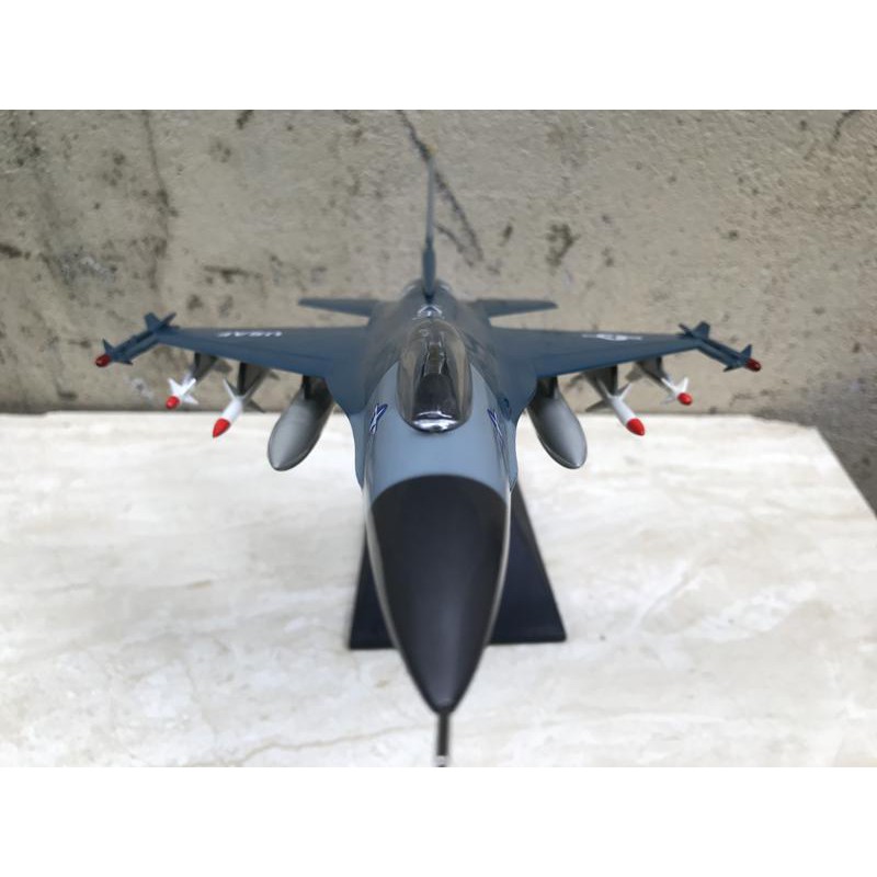 Mô hình Máy báy F-16. 1:72-ABS