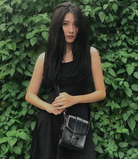 Túi xách đeo chéo da màu đen có kèm khóa tim đáng yếu