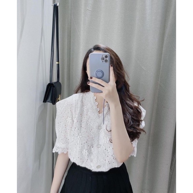 Áo ren trắng cúc đá