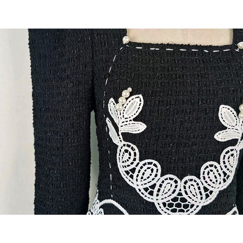 Đầm dạ cổ vuông thêu hoa