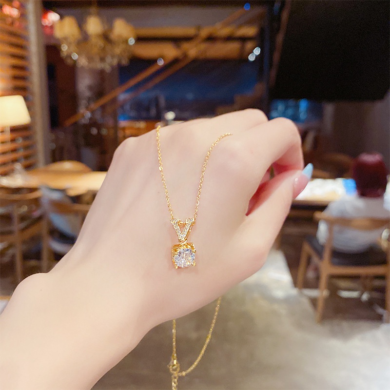 The pendant pendant of fluorescent titanium steel of Japan and Korean design for the necklaces to the new collarbone, which is simply new power.