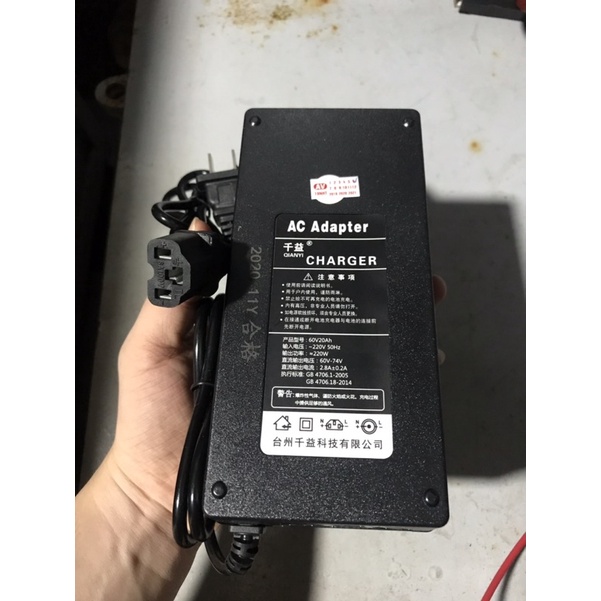 Sạc xe đạp điện, xe máy điện 60V20Ah chân đặc, có đèn báo và tự ngắt khi sạc đầy