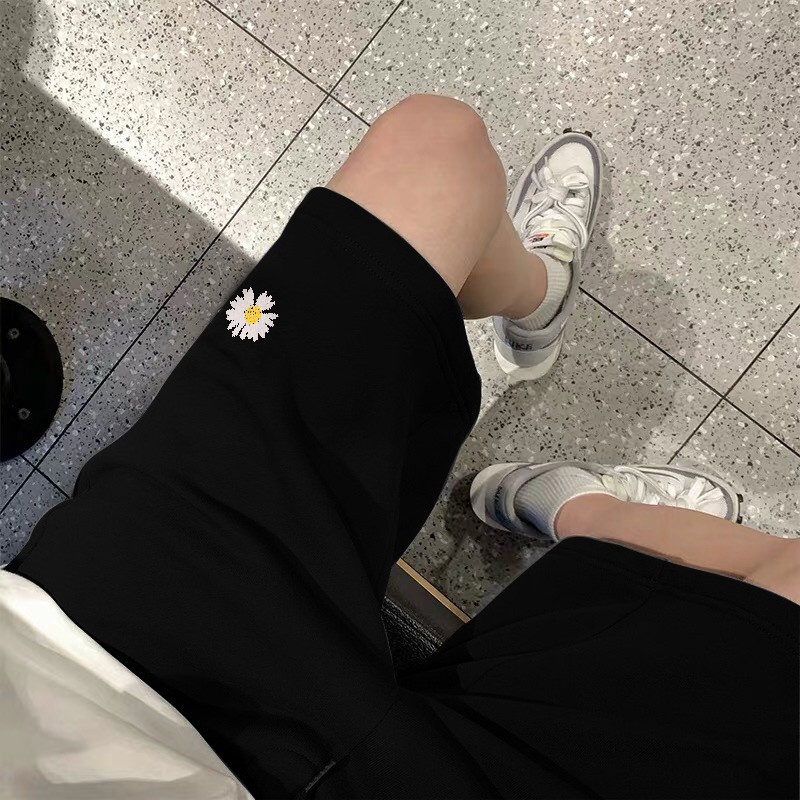 Quần Short Unisex Thêu Hoa Cúc 2 màu Đen Trắng