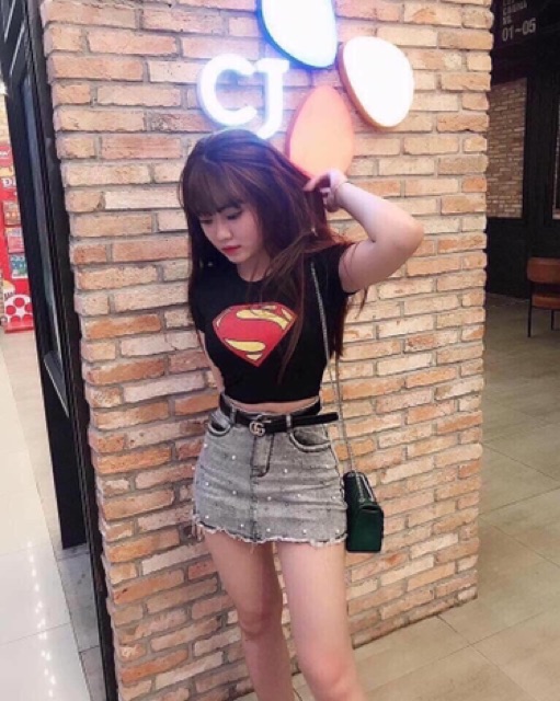 Áo thun bozzip in hình siêu nhân ôm body dáng croptop