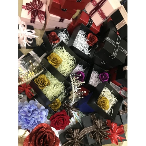 Hộp đựng quà tặng kèm hoa nhũ +giấy rơm.