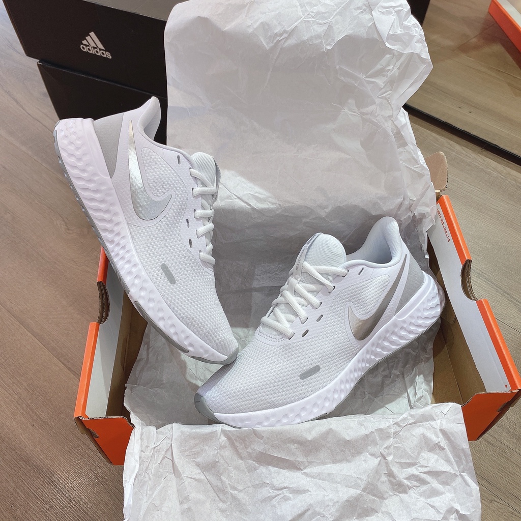 [CHÍNH HÃNG] Giày thể thao Sneaker NIKE RUNNING REVOLUTION 5 màu Trắng Bạc - Code: BQ3207 100