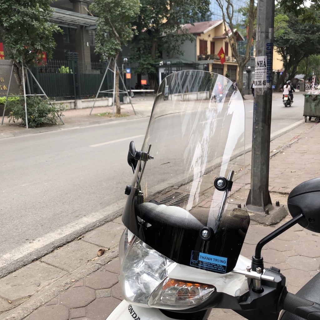 Kính chắn gió xe máy lắp cho nhiều loại xe