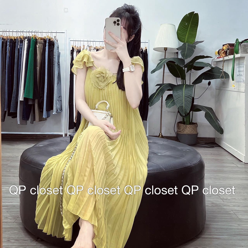 Váy dập ly kèm hoa cài xuất sắc