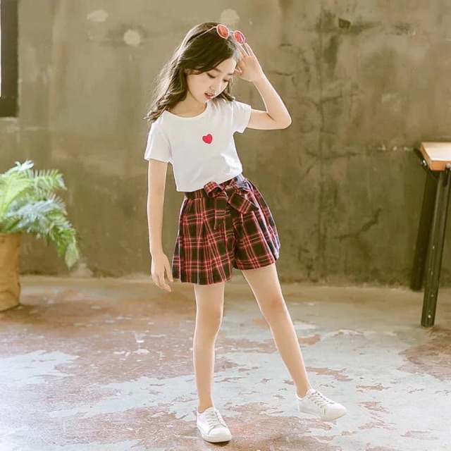 Lẻ 199k/1 set Set này đẹp và rẻ quá k bán thì cũng tiếc ạ . Áo phông 2 màu đen và trắng mix vs quần short kẻ ống rộng đa