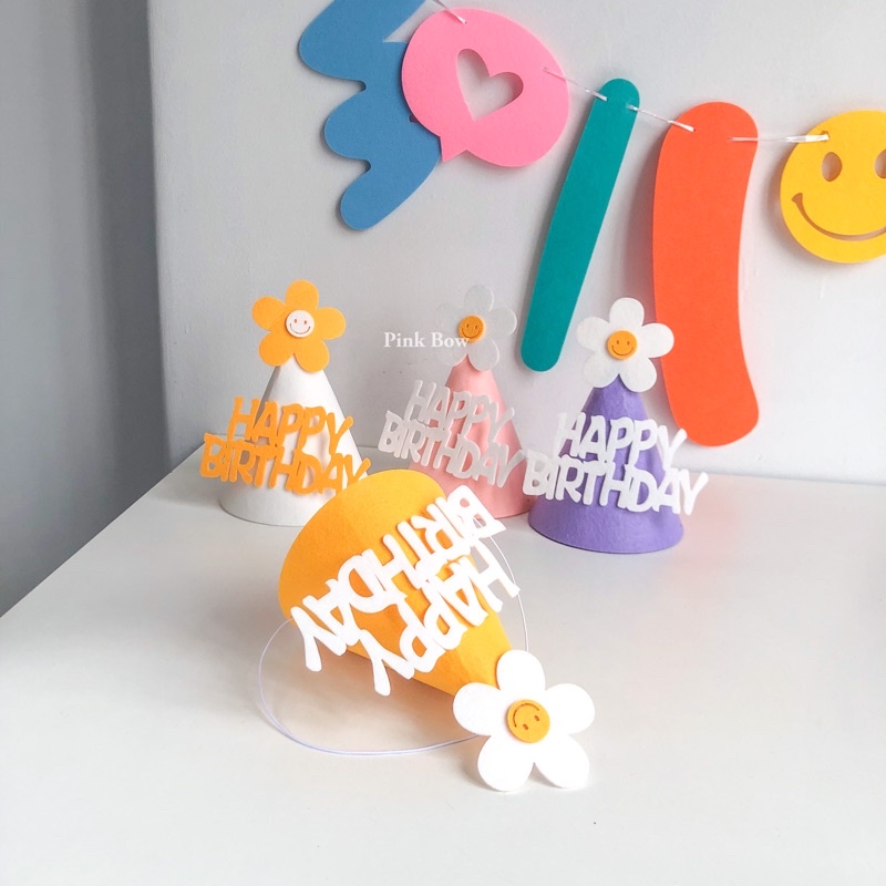 Nón nỉ có chữ HPBD và bông hoa Daisy TRẮNG / VÀNG / HỒNG / TÍM và Lá cây