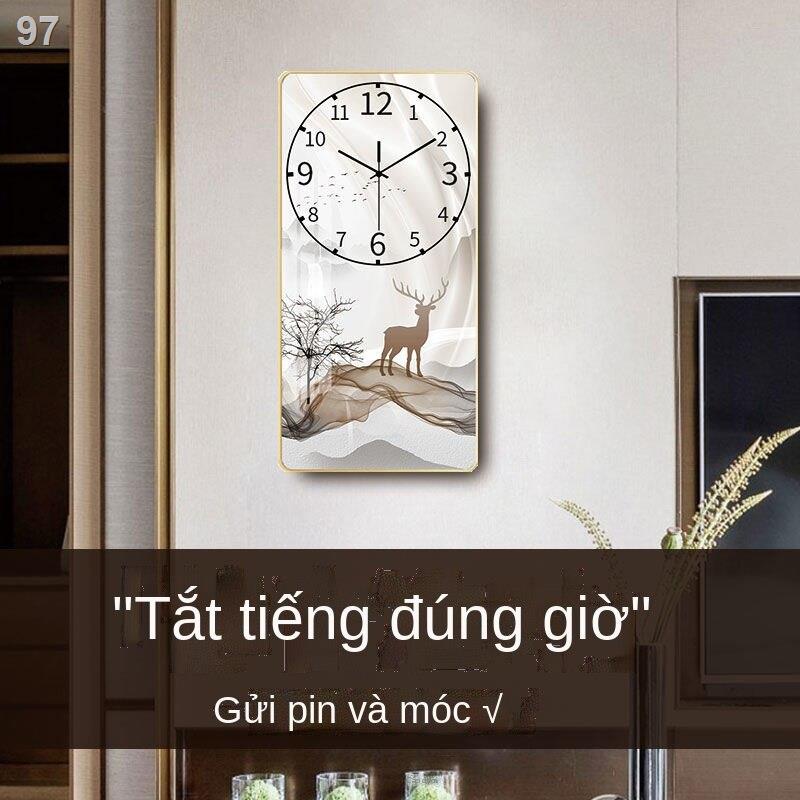【giá cực rẻ】Bắc Âu đồng hồ treo tường sáng tạo phòng khách nhà hàng ánh sang trọng gió miễn phí cú đấm thạch anh cá tín