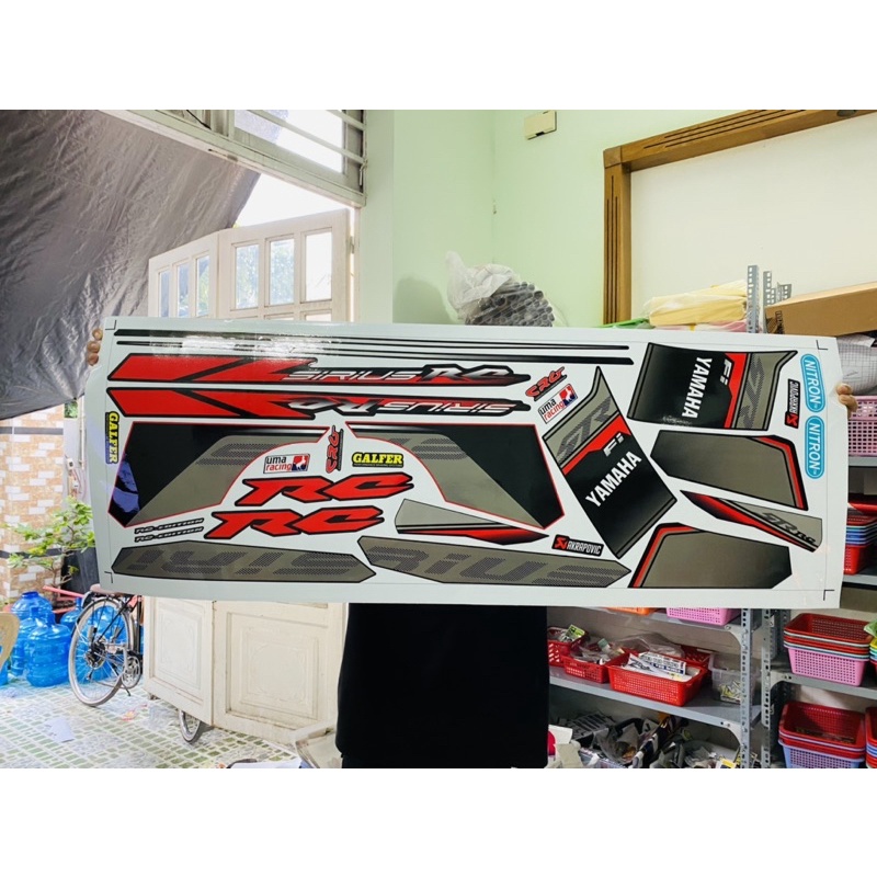 ( Quí khách vui lòng mang ra tiệm cho thợ dán ) xe Sirius fi mẫu zin đỏ đen