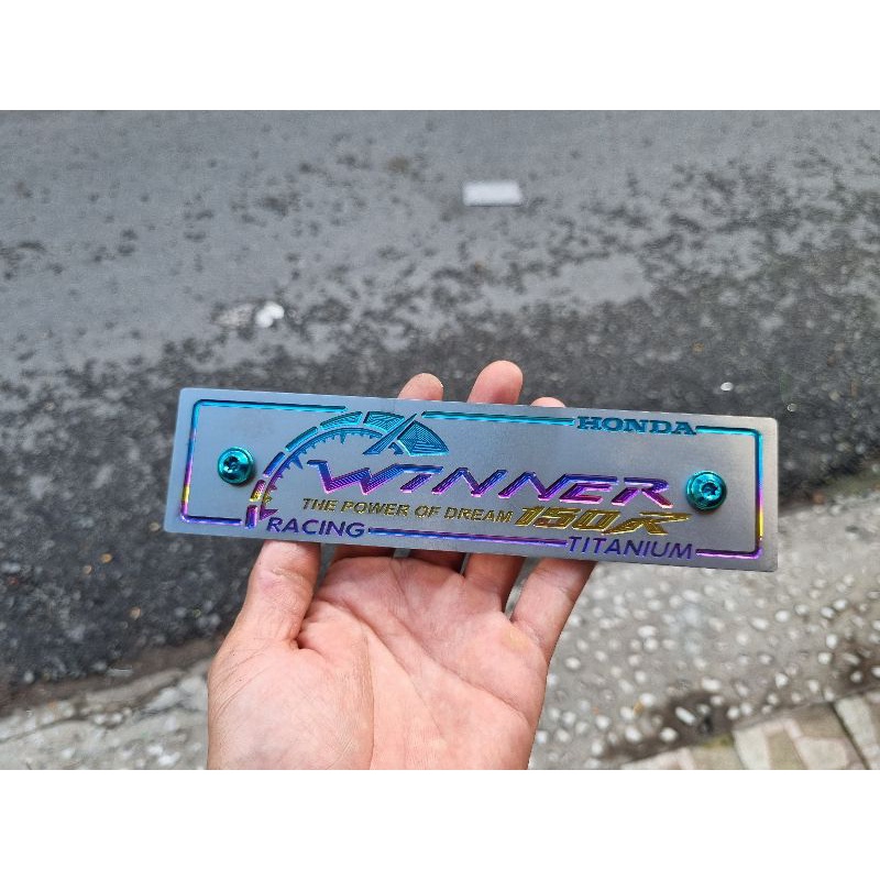 Bảng tên titan winner tặng kèm pát gắn